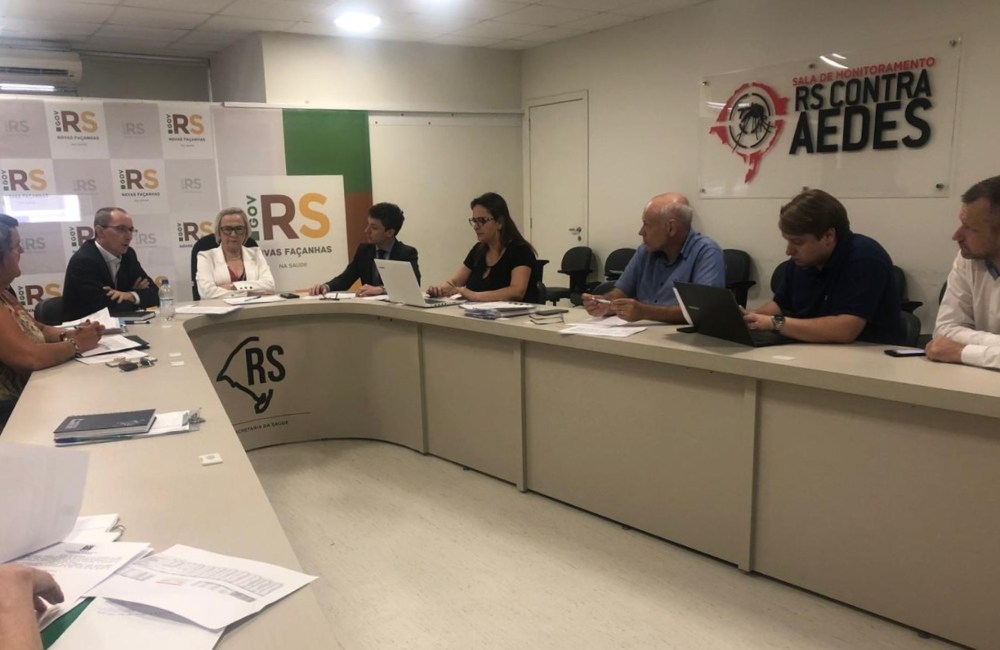 Régis de Oliveira Júnio e Vilmar Tomé se encontraram com a Secretária Estadual de Saúde, Arita Bergmann