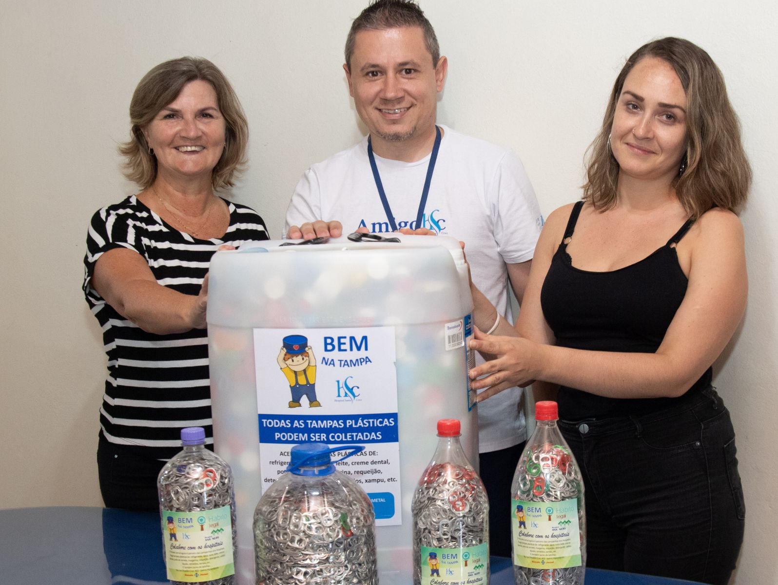 Tampas e lacres são coletados no Riovale Jornal. Entrega foi feita para Evandro Melo, um dos organizadores do projeto