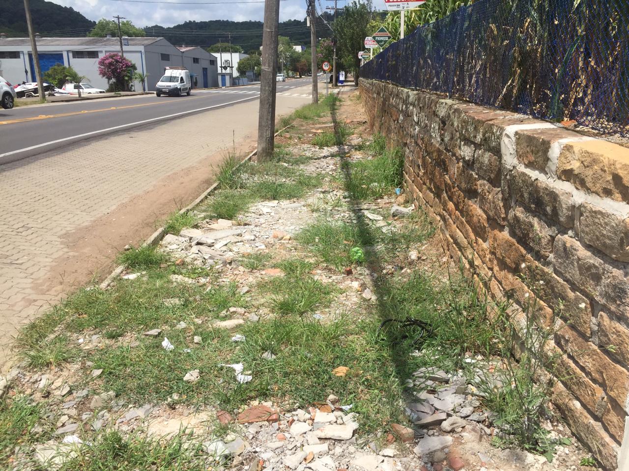 Na Rua Juca Werlang, o passeio está sem condições para uso dos pedestres