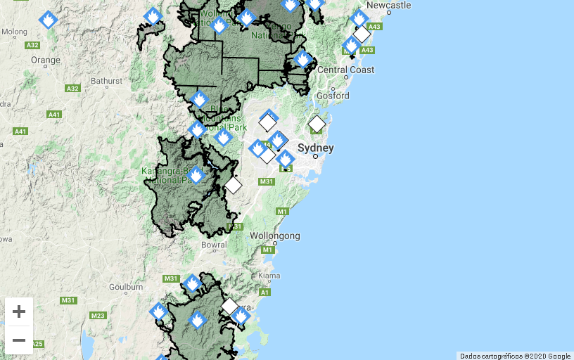 Aplicativo mostra focos de incêndio (ícones azuis) e áreas já queimadas (zonas pretas)