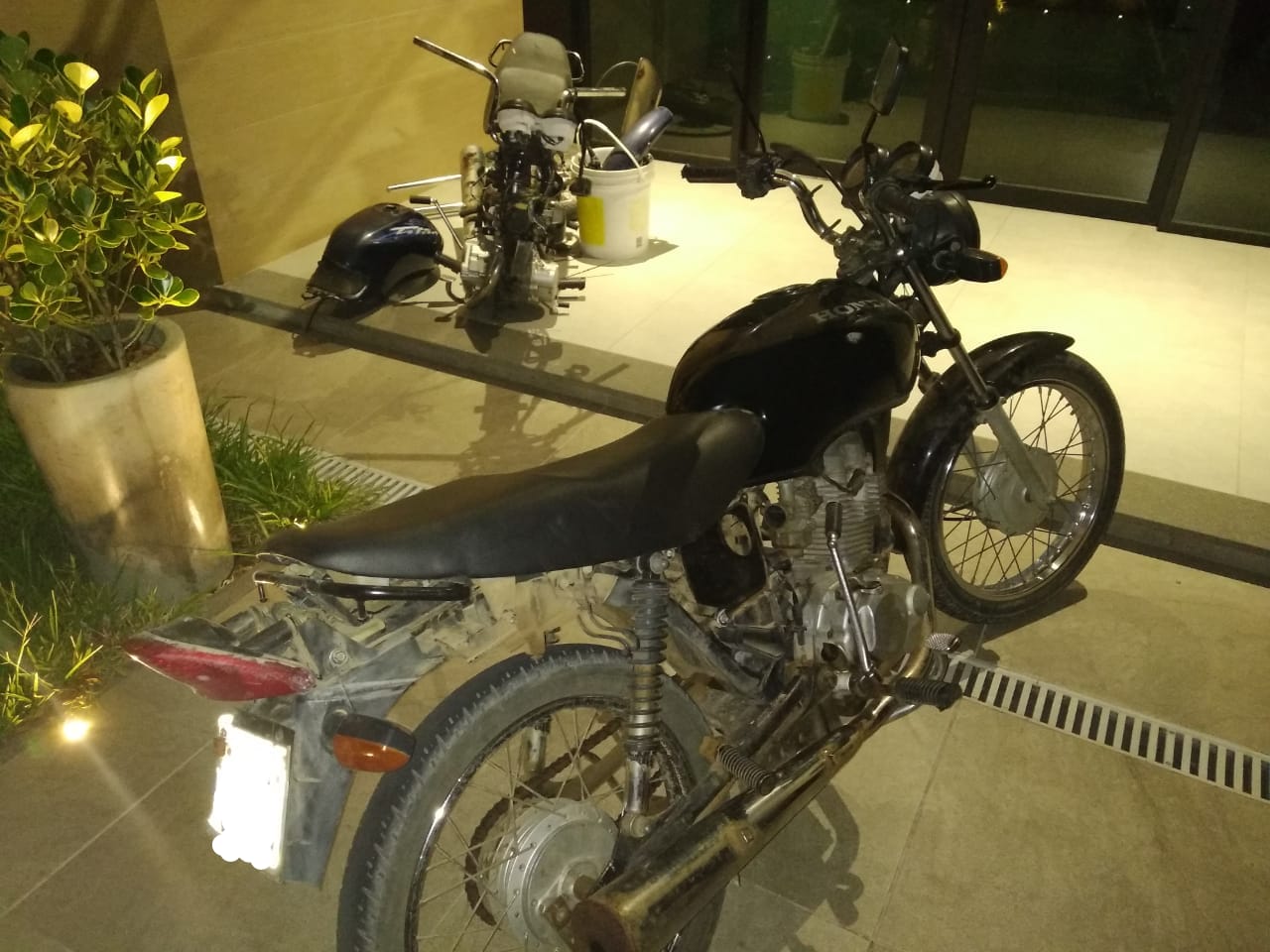 Carcaça e moto furtada supostamente usada em assalto foram apreendidas pela Brigada Militar