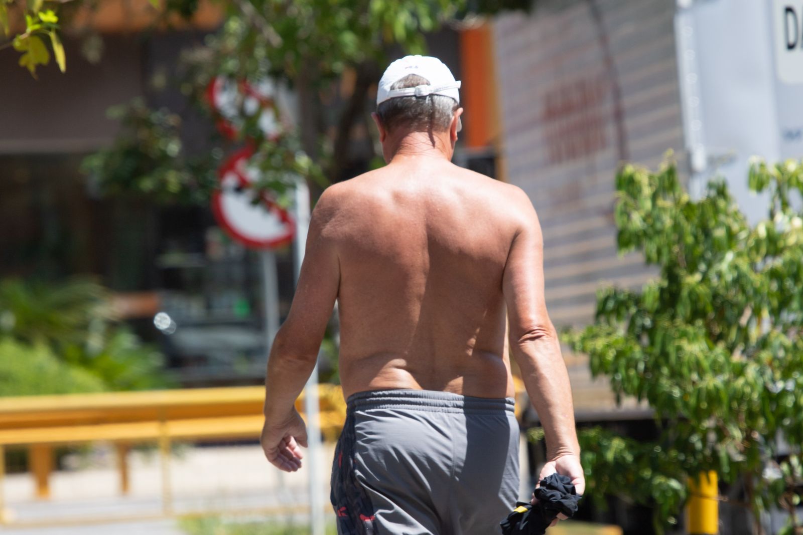 A Organização Mundial da Saúde e a Sociedade Brasileira de Dermatologia recomendam que jamais tenhamos que nos expor ao sol sem qualquer proteção, independente de horário