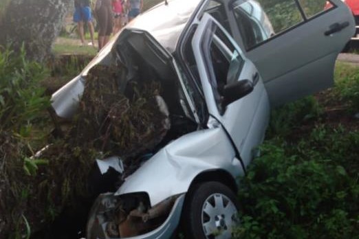 Gol conduzido por motorista não habilitada e com sinais de embriaguez colidiu contra árvore na RSC-471 em Rio Pardinho