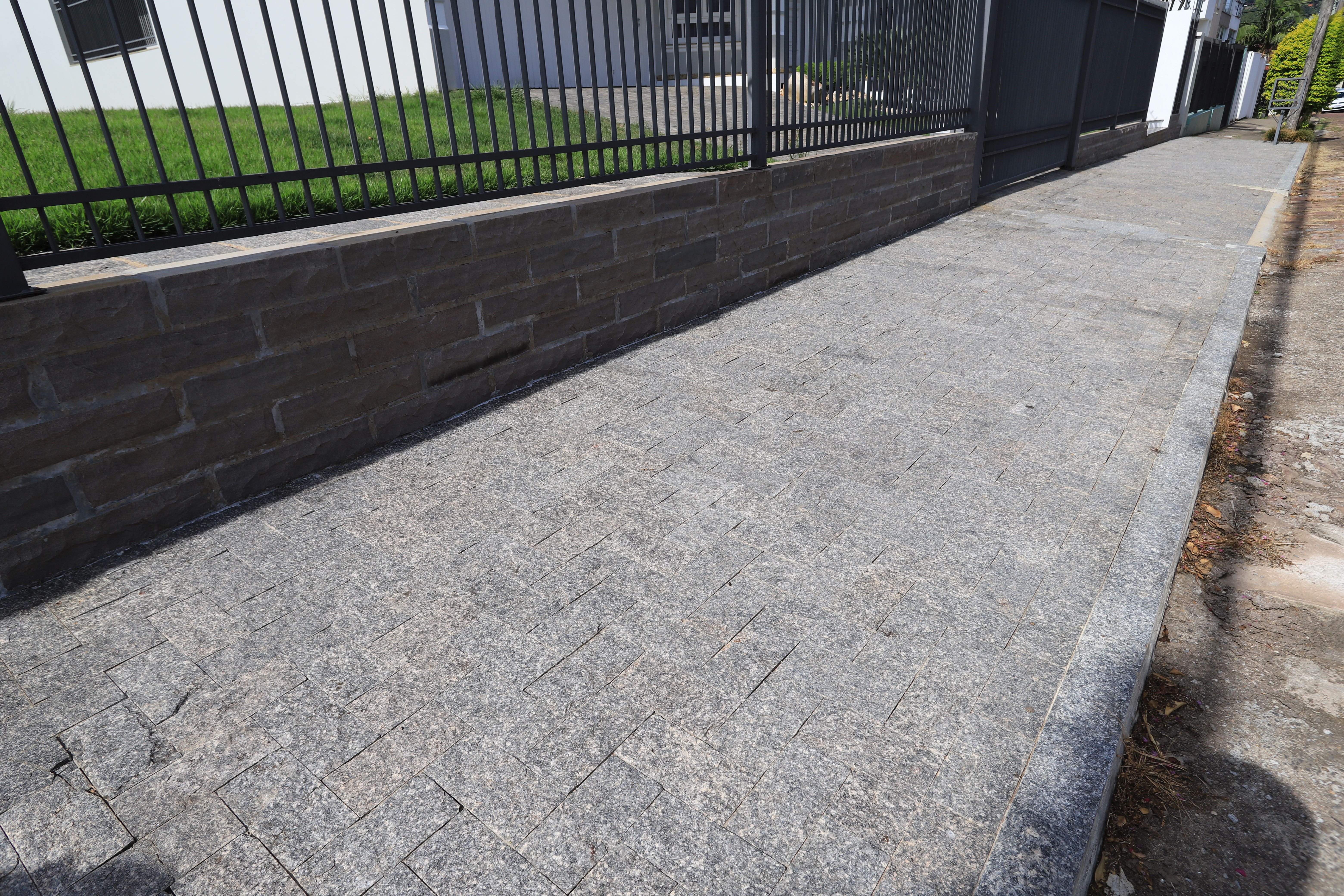 Calçamento na Rua Tabelião Rudi Neumann está nivelado, sendo possível a passagem de cadeirantes e demais pedestres 