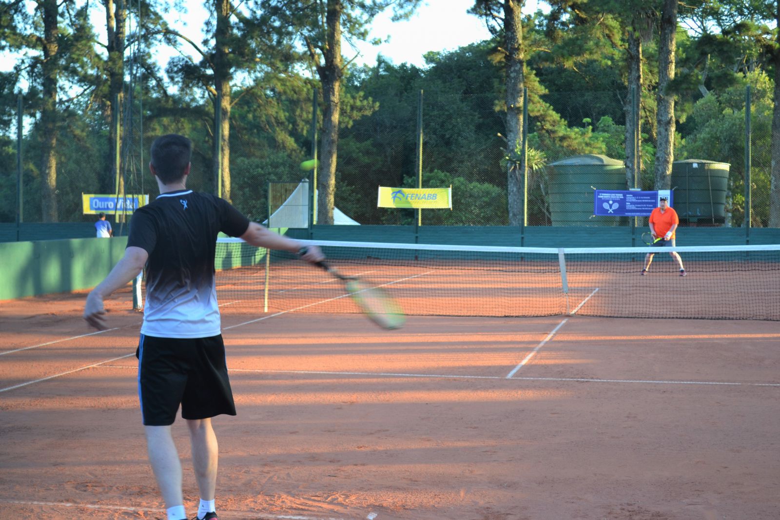 Modalidades esportivas como o Tênis são opções para os frequentadores 