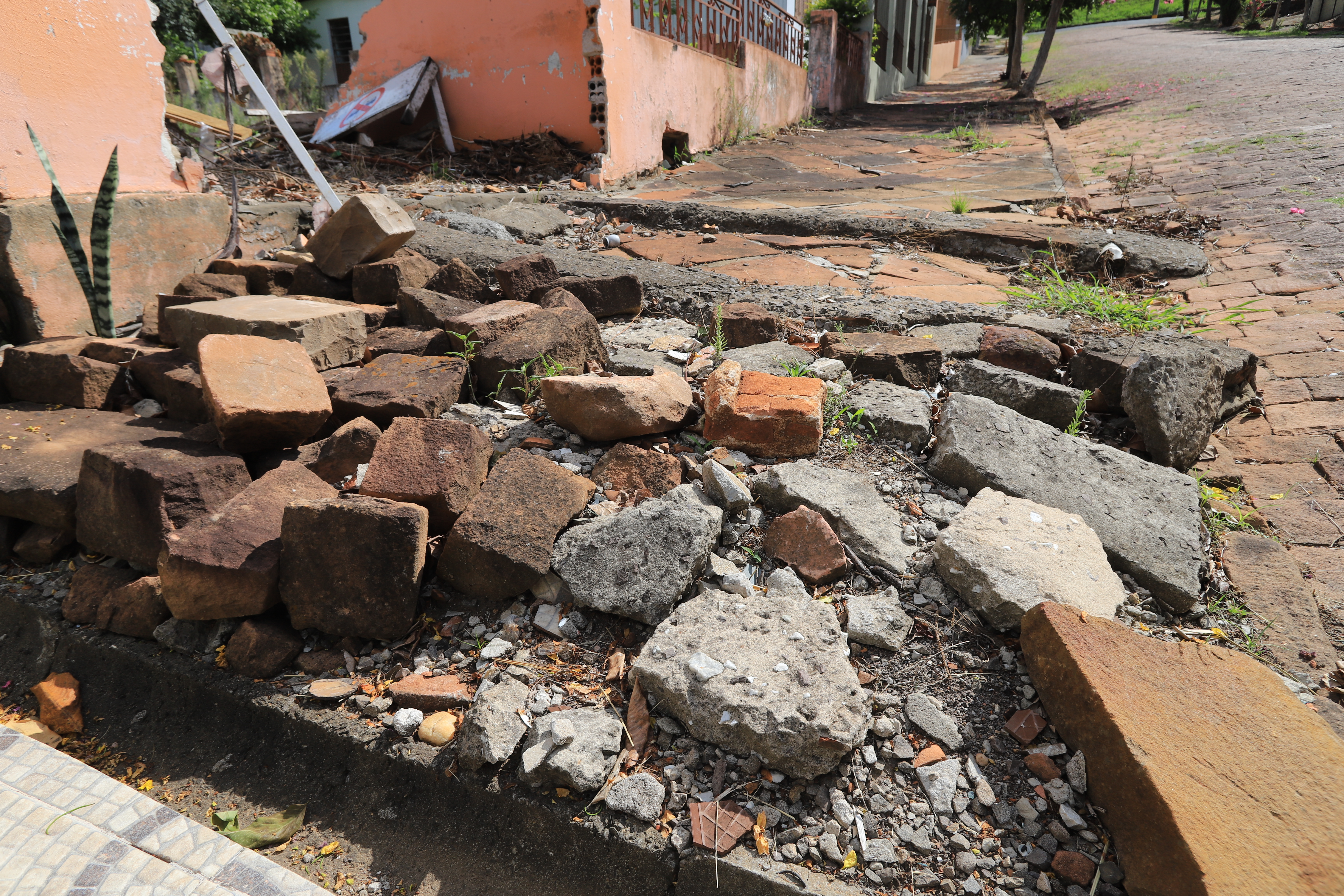 No bairro Faxinal são diversos os pontos com calçadas desniveladas e esburacadas, como na Rua Vasco de Azevedo