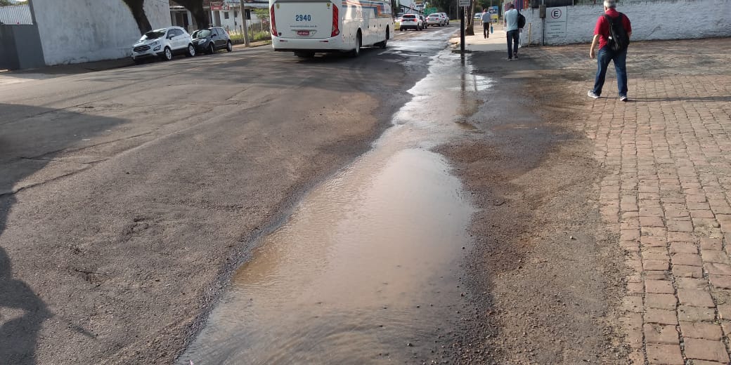 Rompimento de rede na Avenida Independência, próximo a rotula da 2001, foi um dos vazamentos registrados no Centro