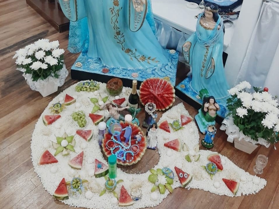 Oferendas foram colocadas em frente ao altar da Mãe Iemanjá, na sede do templo