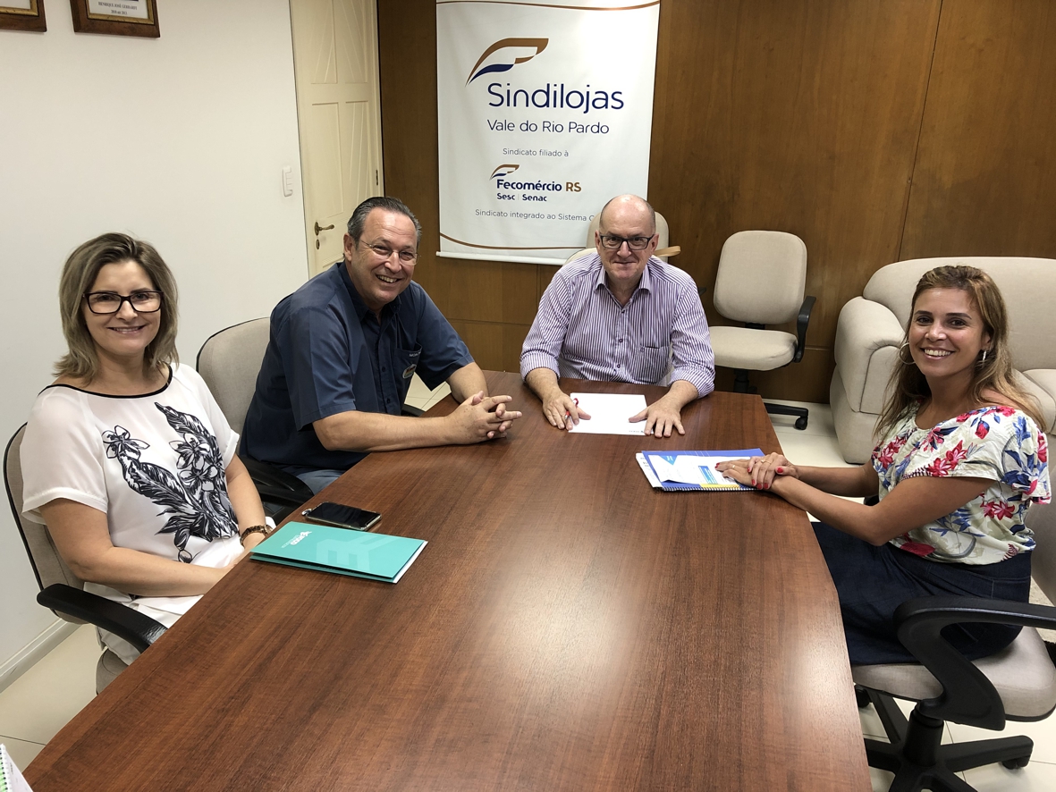 Assinatura do convênio aconteceu na sede do Sindilojas