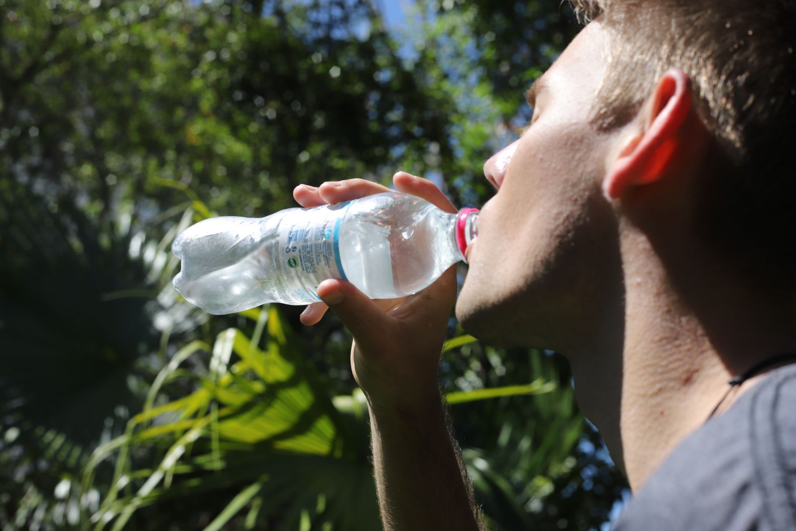 Durante o verão, o recomendado é consumir dois litros de água por dia