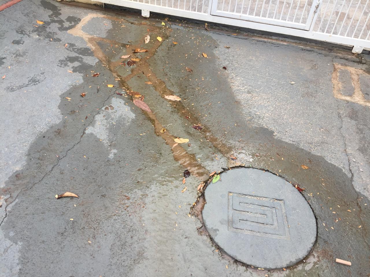 O vazamento começou em novembro de 2019 e durante esses quase quatro meses a água escorria sobre a calçada diariamente