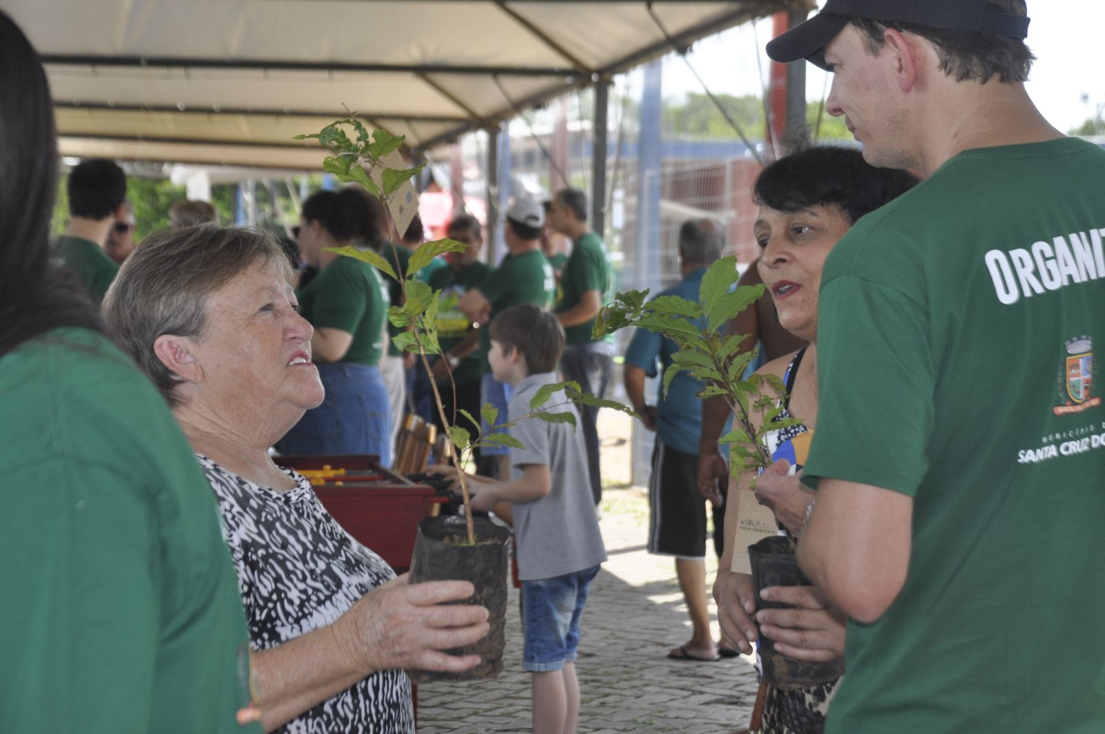 Prefeitura fez distribuição de mudas de árvores durante evento