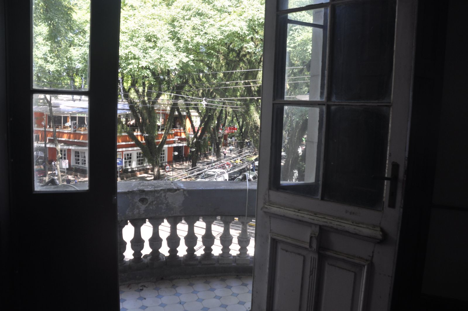 Vista da sacada do terceiro andar dá para o centro da cidade, na altura das tipuanas