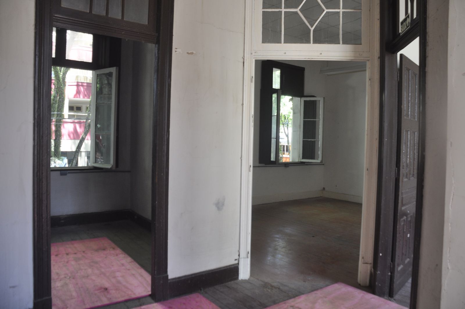 Placas de compensado naval tiveram que ser colocadas para garantir a segurança de visitantes