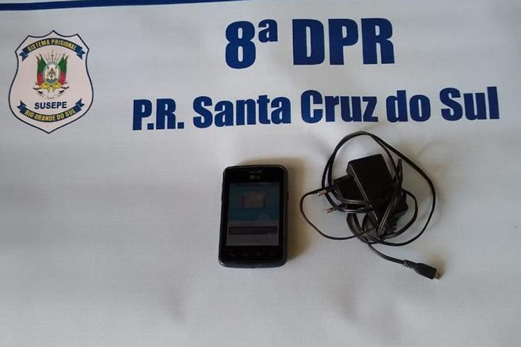 Os celulares com carregadores apreendidos pelos agentes