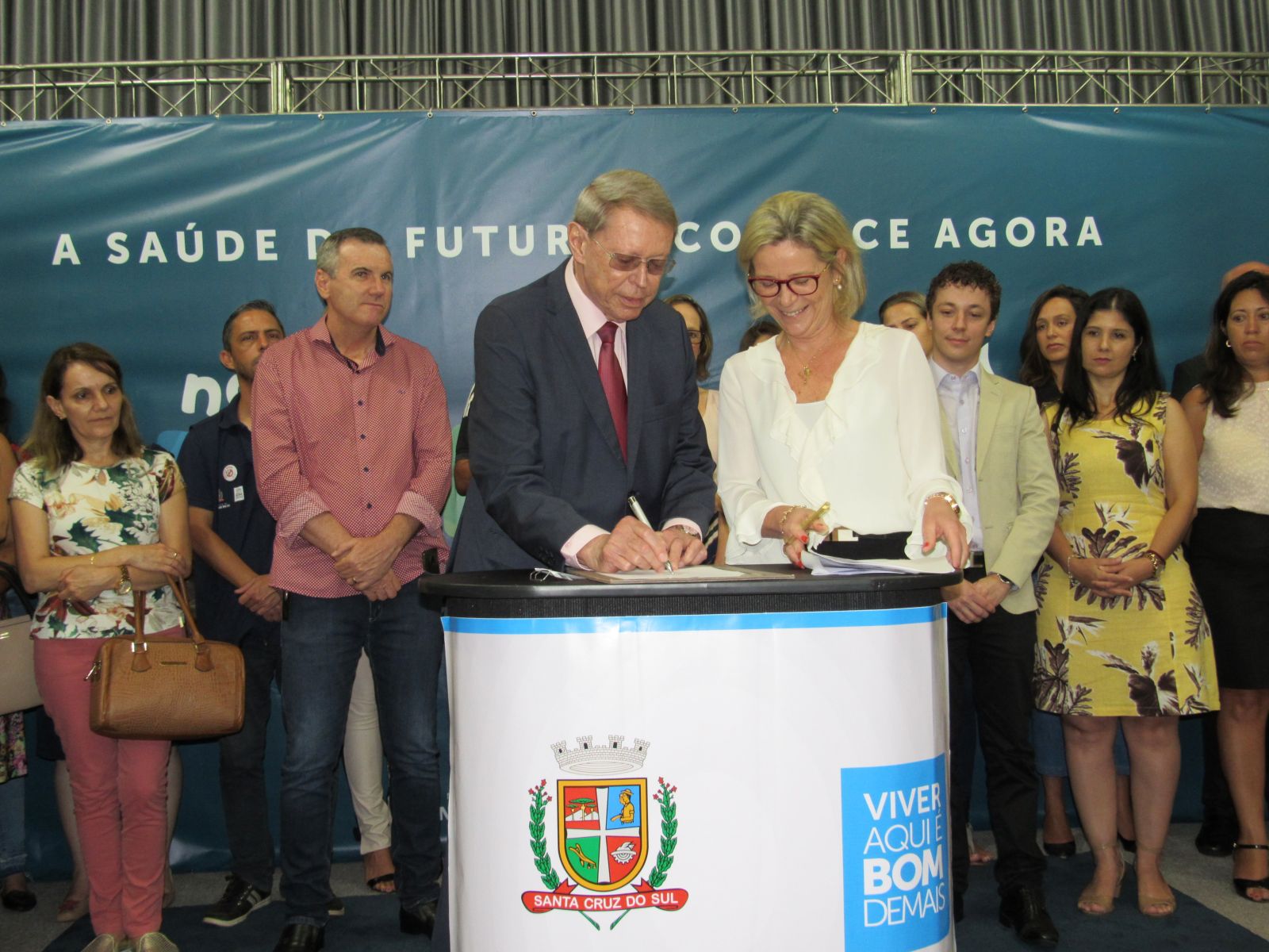 Prefeito Telmo Kirst e superintendente Tanira Andreatta Torelly Pinto assinam o convênio entre município e Hospital Moinhos de Vento para qualificar atendimento no Cemai