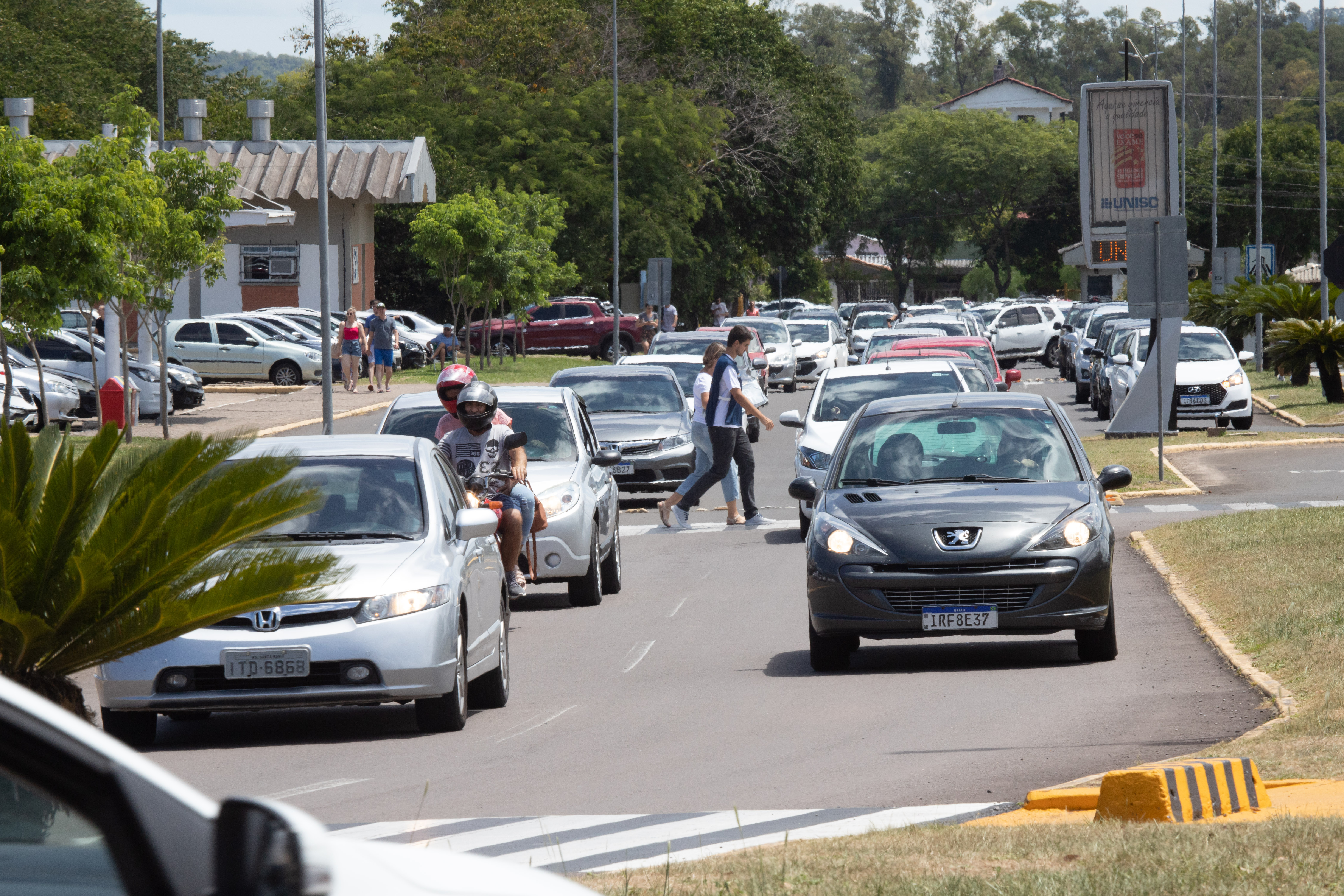 Trânsito intenso na Unisc formou filas de congestionamentos