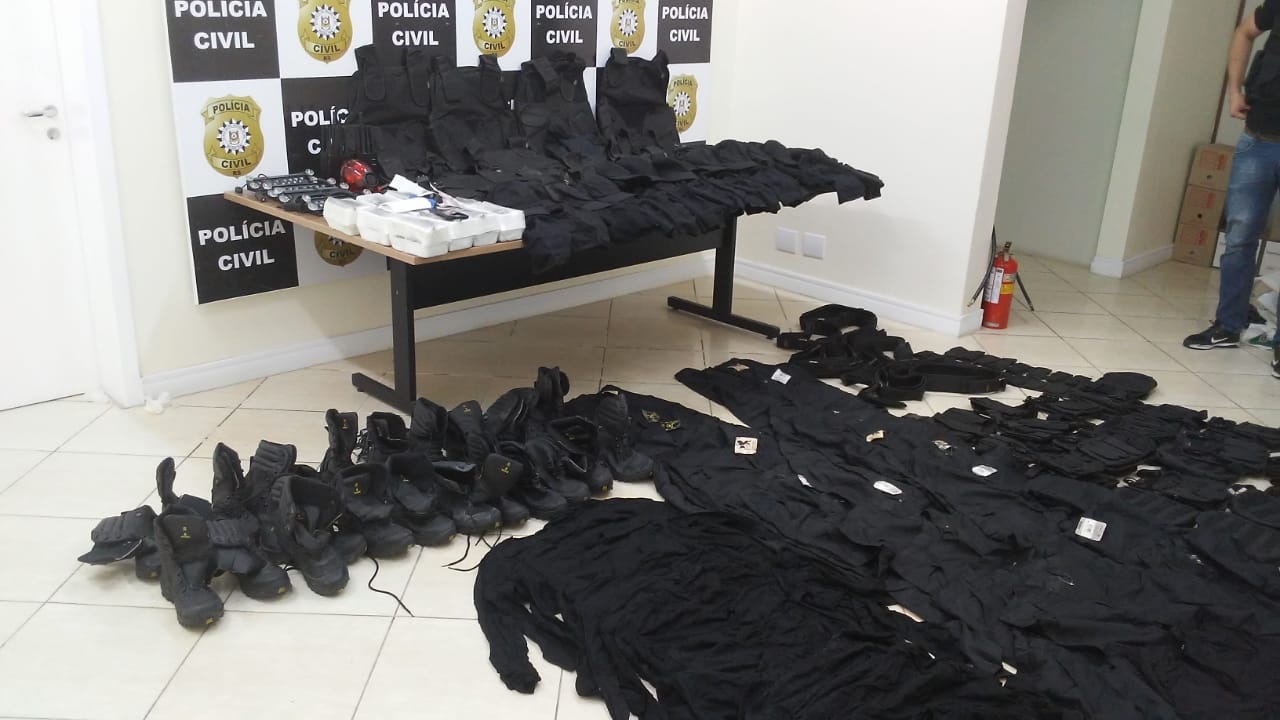 Material apreendido possuía kits completos com fardas das forças de segurança que poderiam ser usados por até 15 pessoas