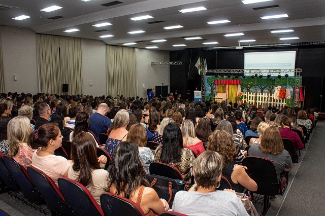 Aproximadamente 800 funcionários de diversos setores da educação municipal participaram de palestras e teatro na Unisc