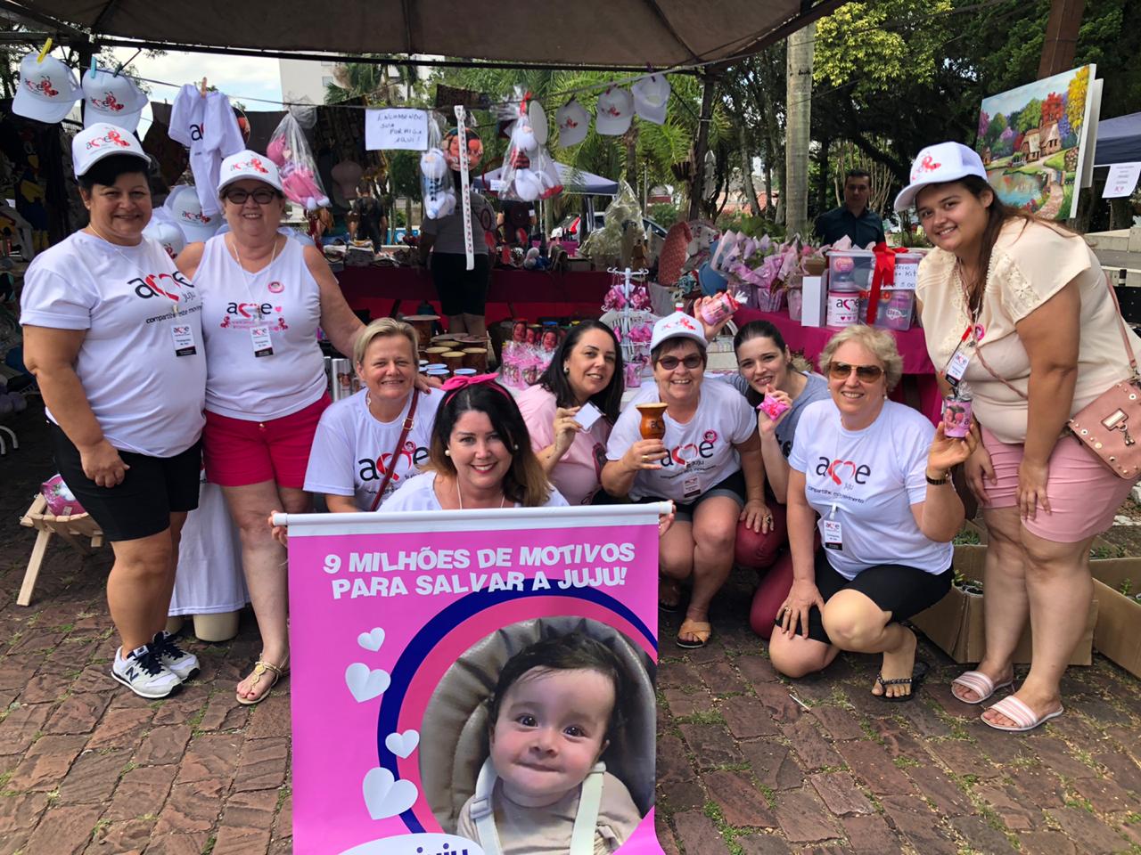 Tendas com produtos da Juju contavam com camisetas, cuias e demais itens para a venda, com preço reduzido