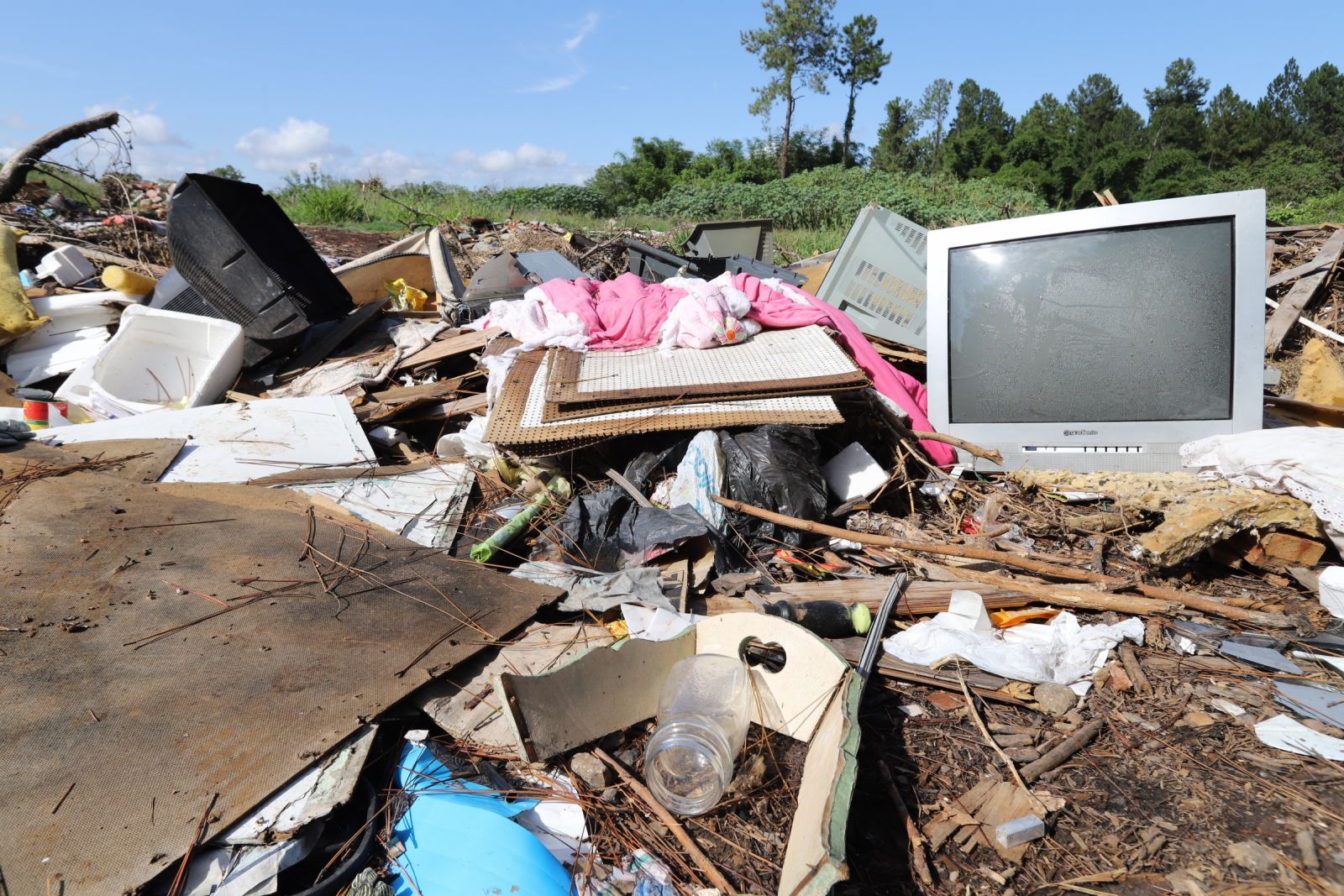 No local há peças de roupas, eletrônicos e demais objetos  
