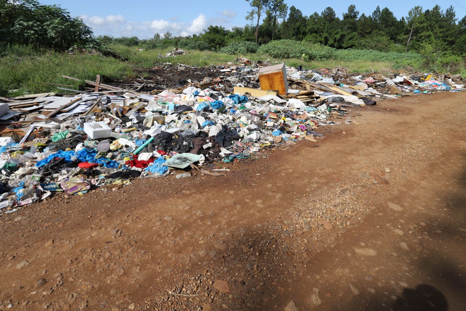 O descarte de lixo é proibido, porém, o ato é praticado por cidadãos que se pegos em flagrante, receberão multa