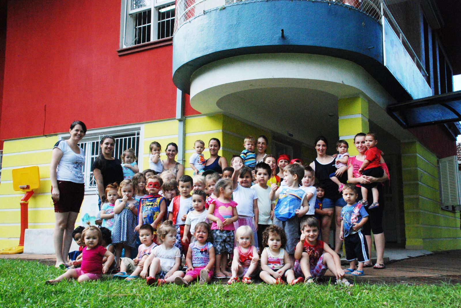 A escola conta com profissionais qualificados e preparados para cuidar das crianças