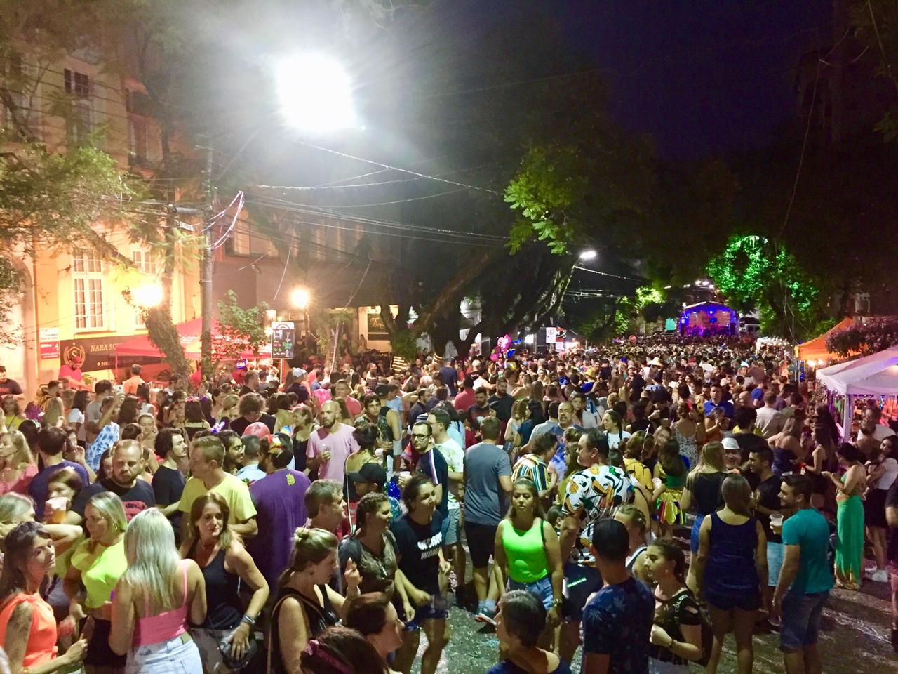 Um público de 12 mil pessoas marcou presença no Bailinho, no sábado