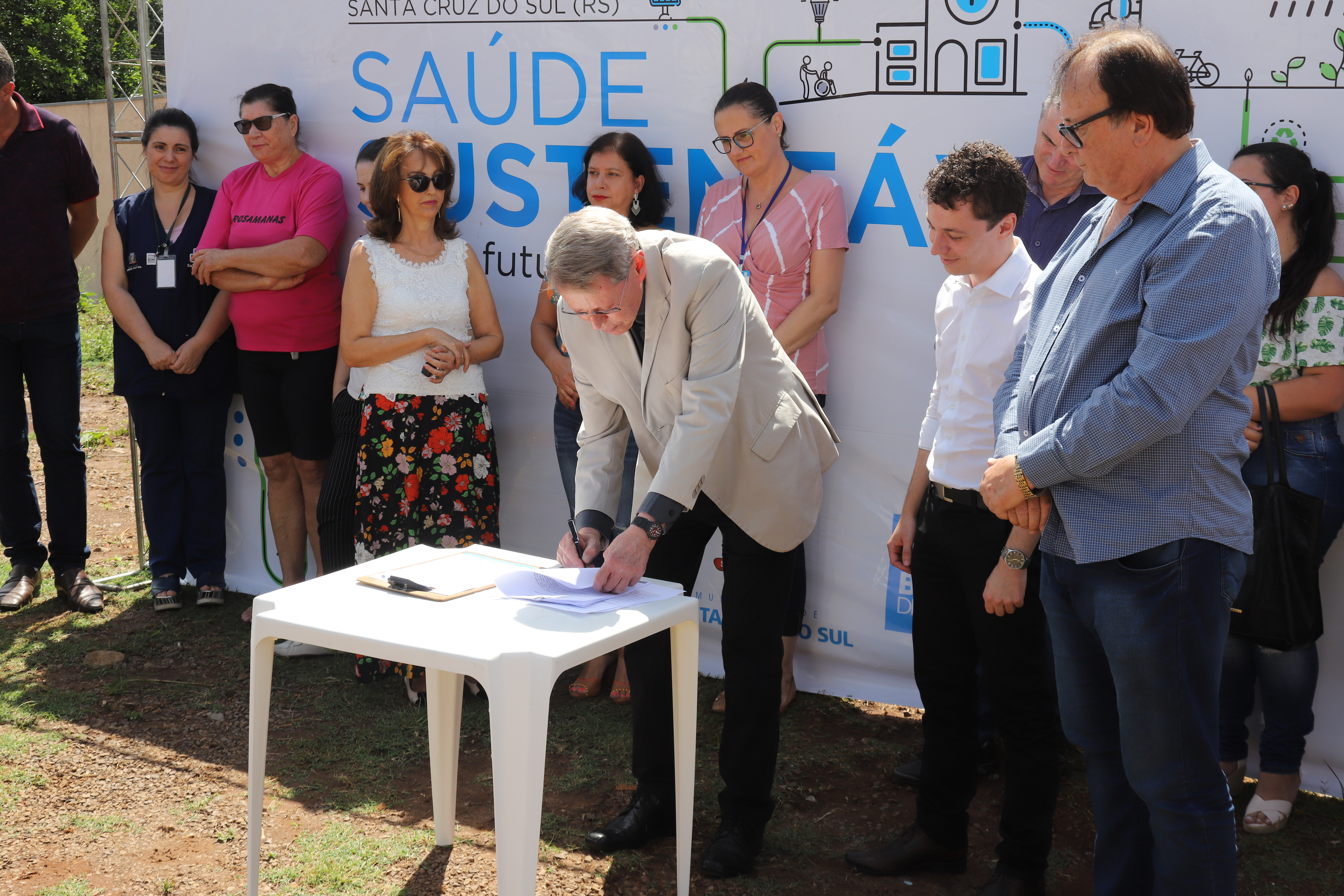 Prefeito Telmo Kirst assinou o termo para início das obras em ato realizado no local onde será construído o prédio no bairro Ana Nery