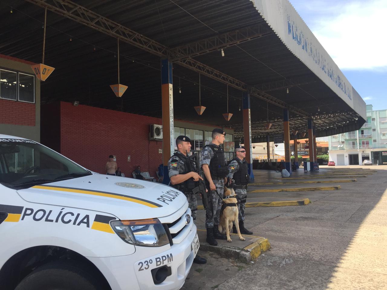 Policiais militares com uso de cães farejadores realizaram operação nas imediações da rodoviária de Santa Cruz do Sul
