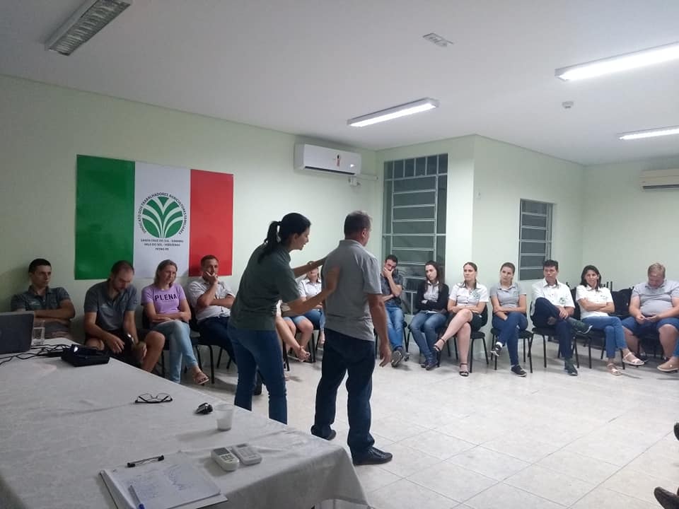 Instrutora do Senar, a enfermeira Cassia de Oliveira, passa orientações sobre como proceder os primeiros socorros aos agricultores participantes