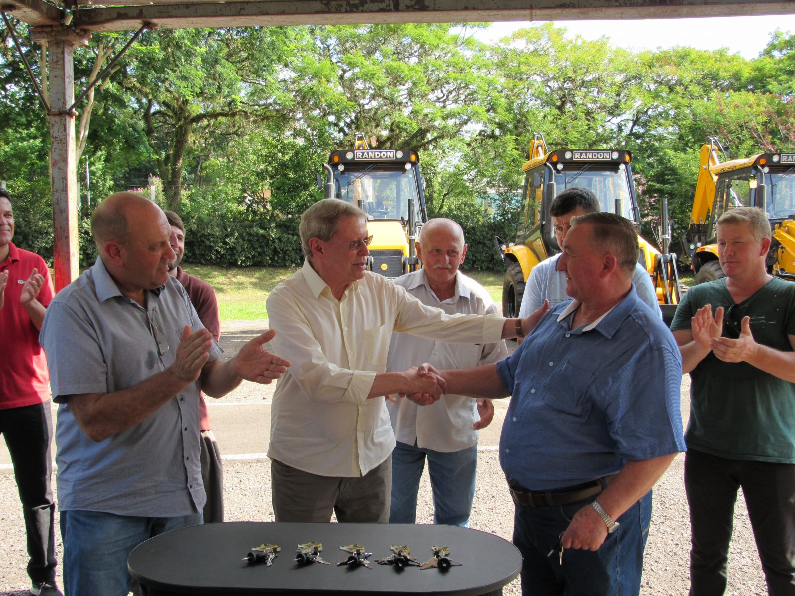 Prefeito Telmo Kirst realizou a entrega simbólica das chaves para os presidentes de associações do interior