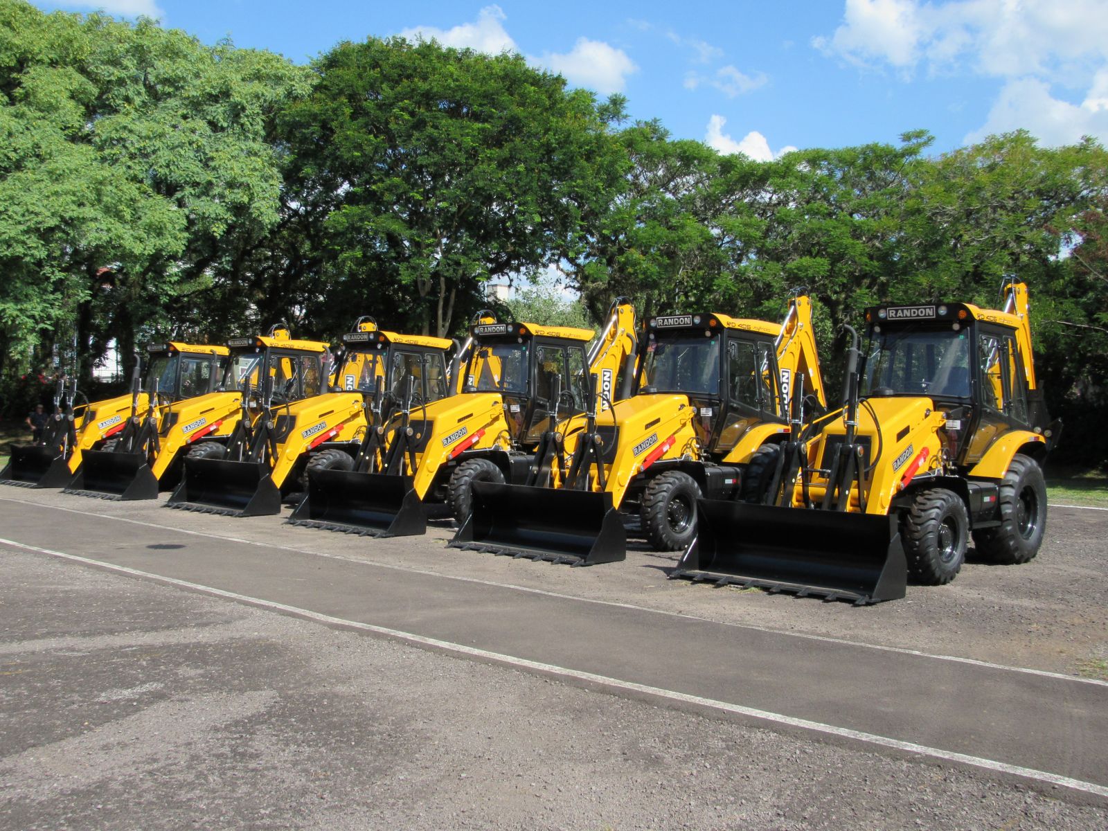 Município adquiriu seis novas retroescavadeiras em um investimento de R$ 1,5 milhão