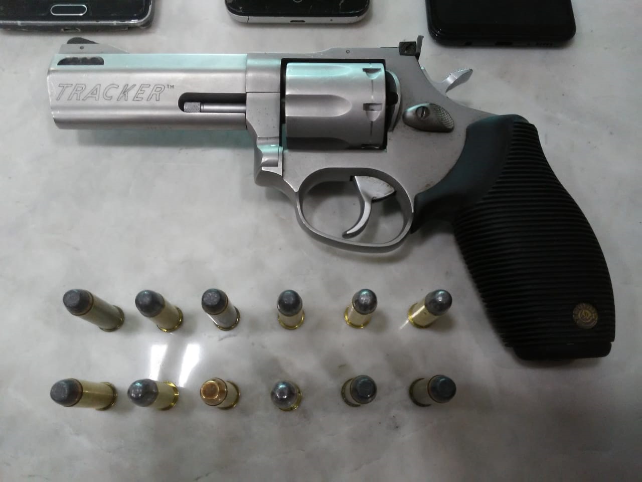 Revólver municiado com 12 capsulas foi apreendido durante ação policial que deteve suspeitos de cometerem duplo homicídio em dezembro no Residencial Viver Bem
