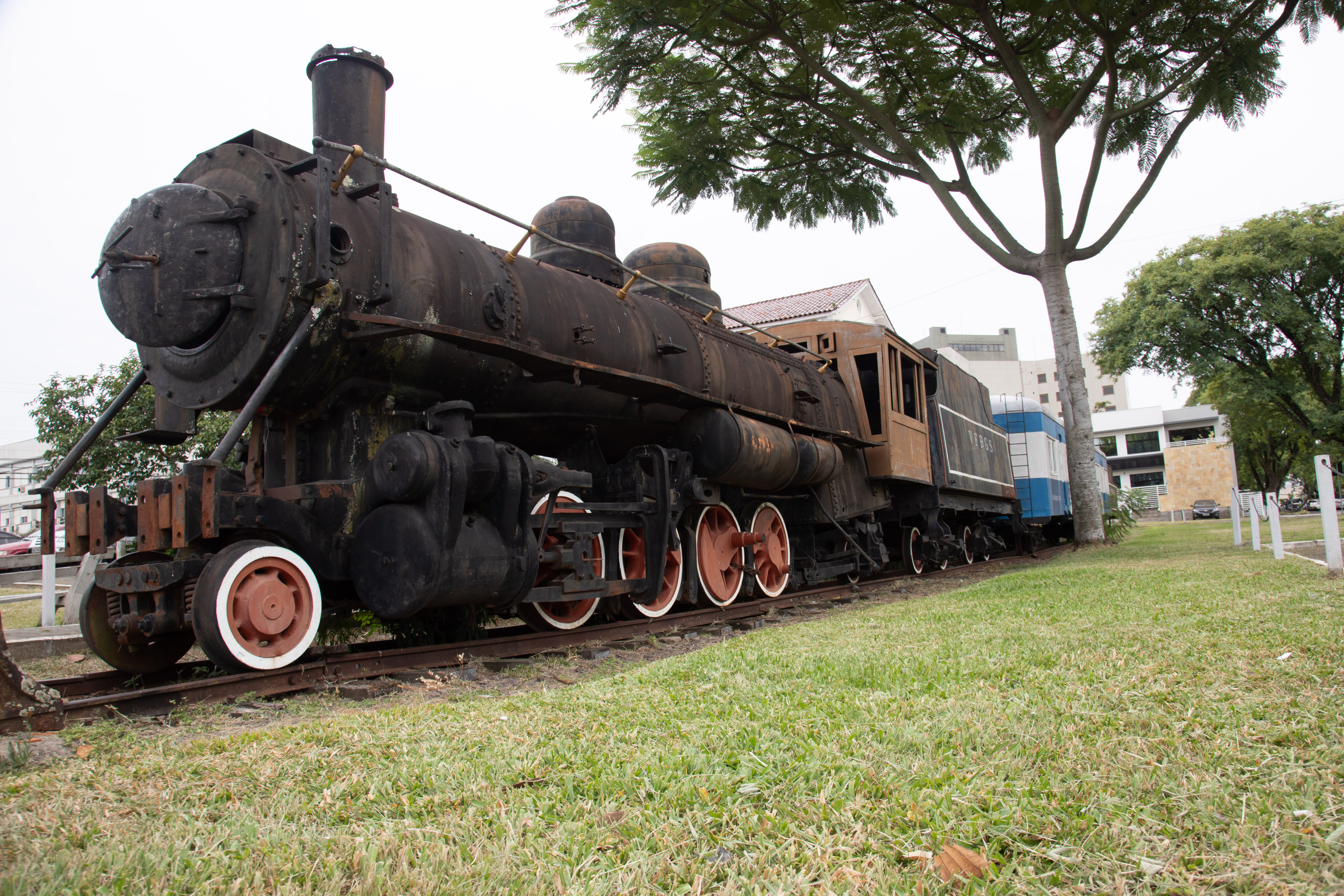 Vagão de passageiros apresenta partes quebradas e enferrujadas