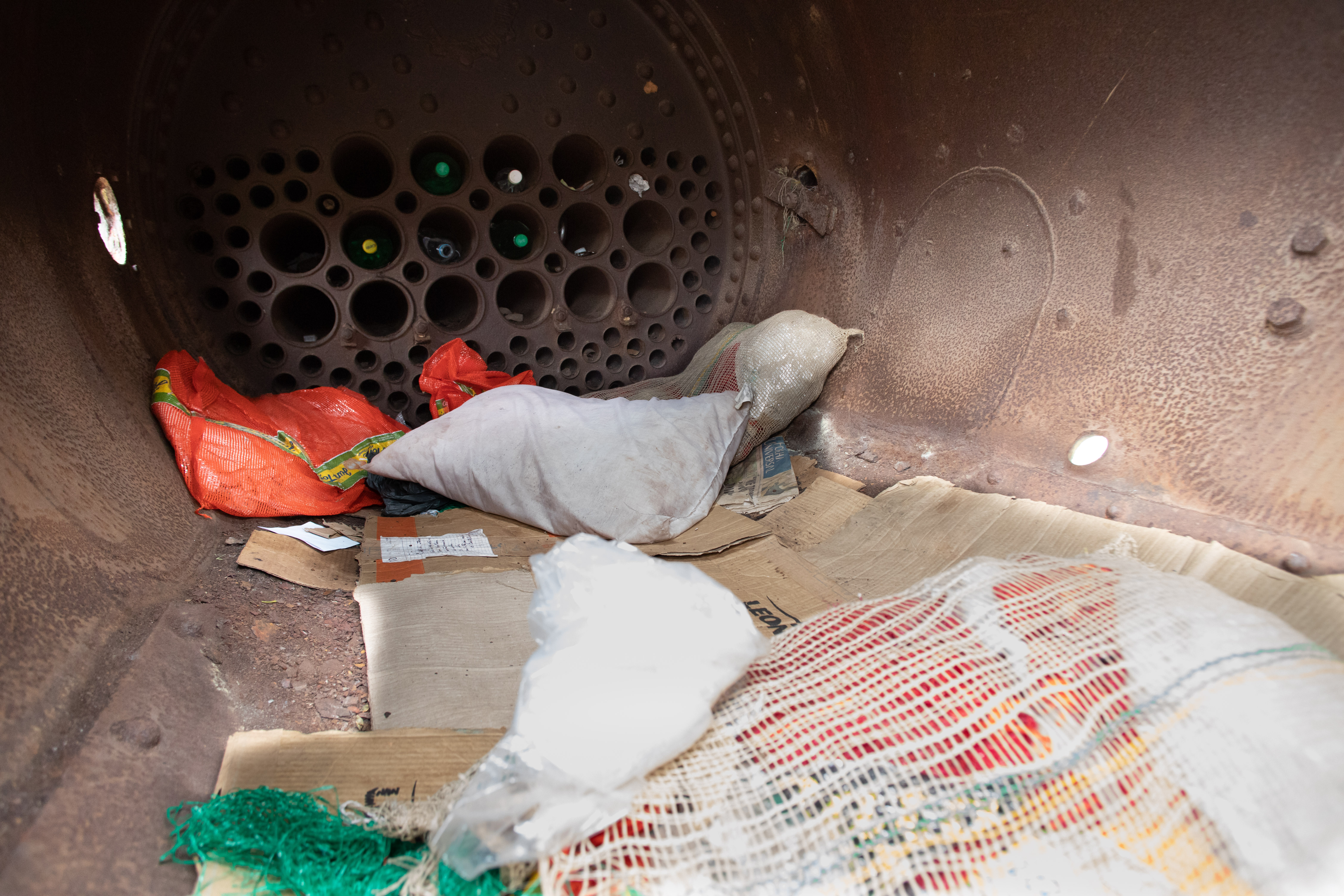 Caldeira se tornou abrigo para moradores de rua e ao fundo há uma divisória usada como uma espécie de 'adega'
