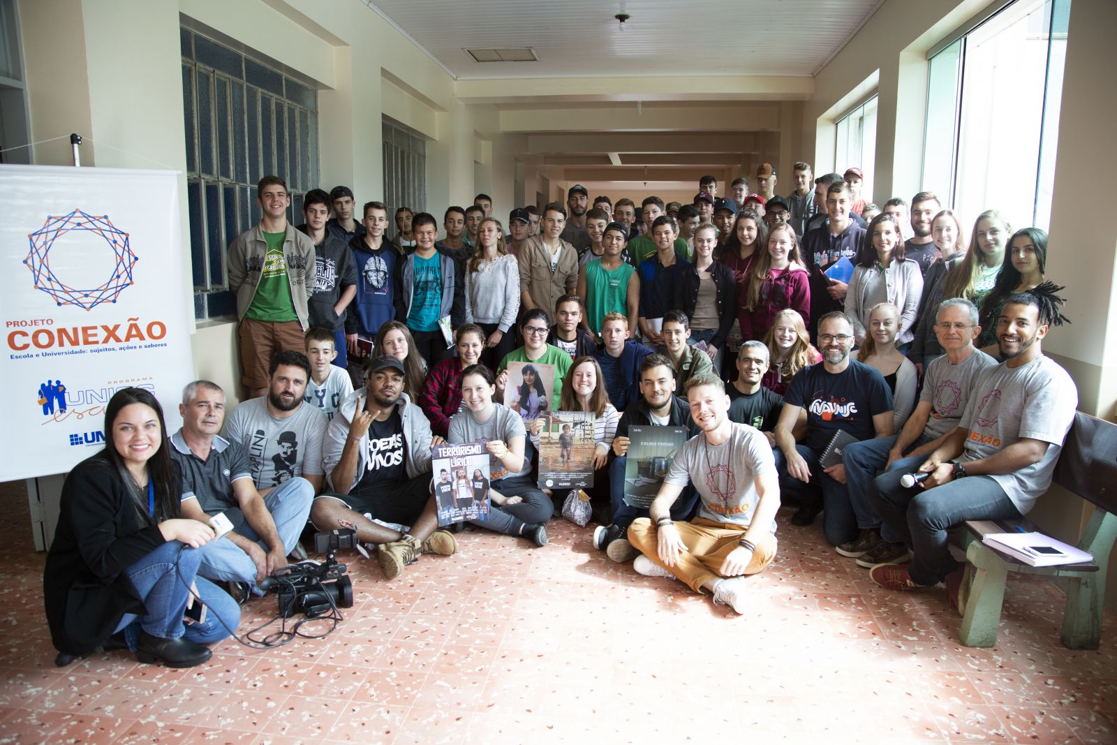 Equipe do projeto Conexão em dia de Mostra em Cartaz com alunos e professores da Efasc