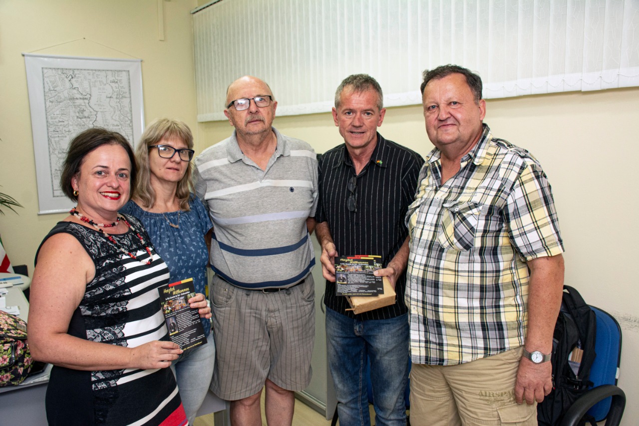 Aposentado Johannes Marschke está voltando para a Europa e na bagagem está levando mais de 500 flyers para serem distribuídos