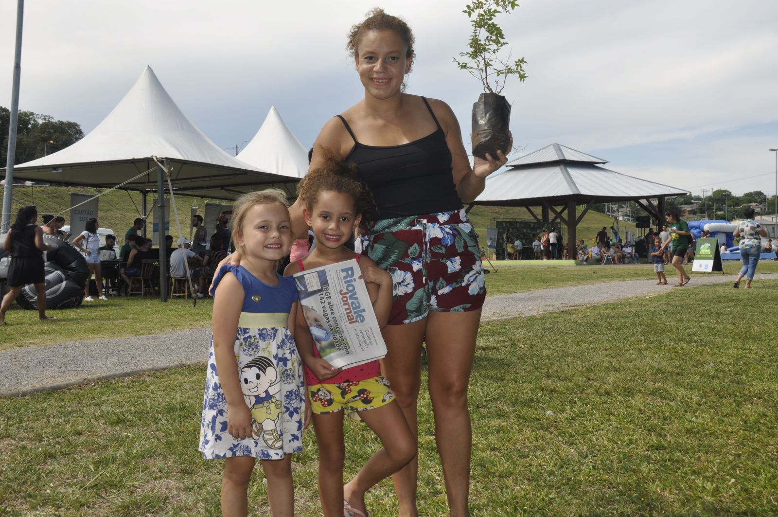 Moradora aproveitou o acesso facilitado a serviços da prefeitura e levou uma muda de árvore para casa