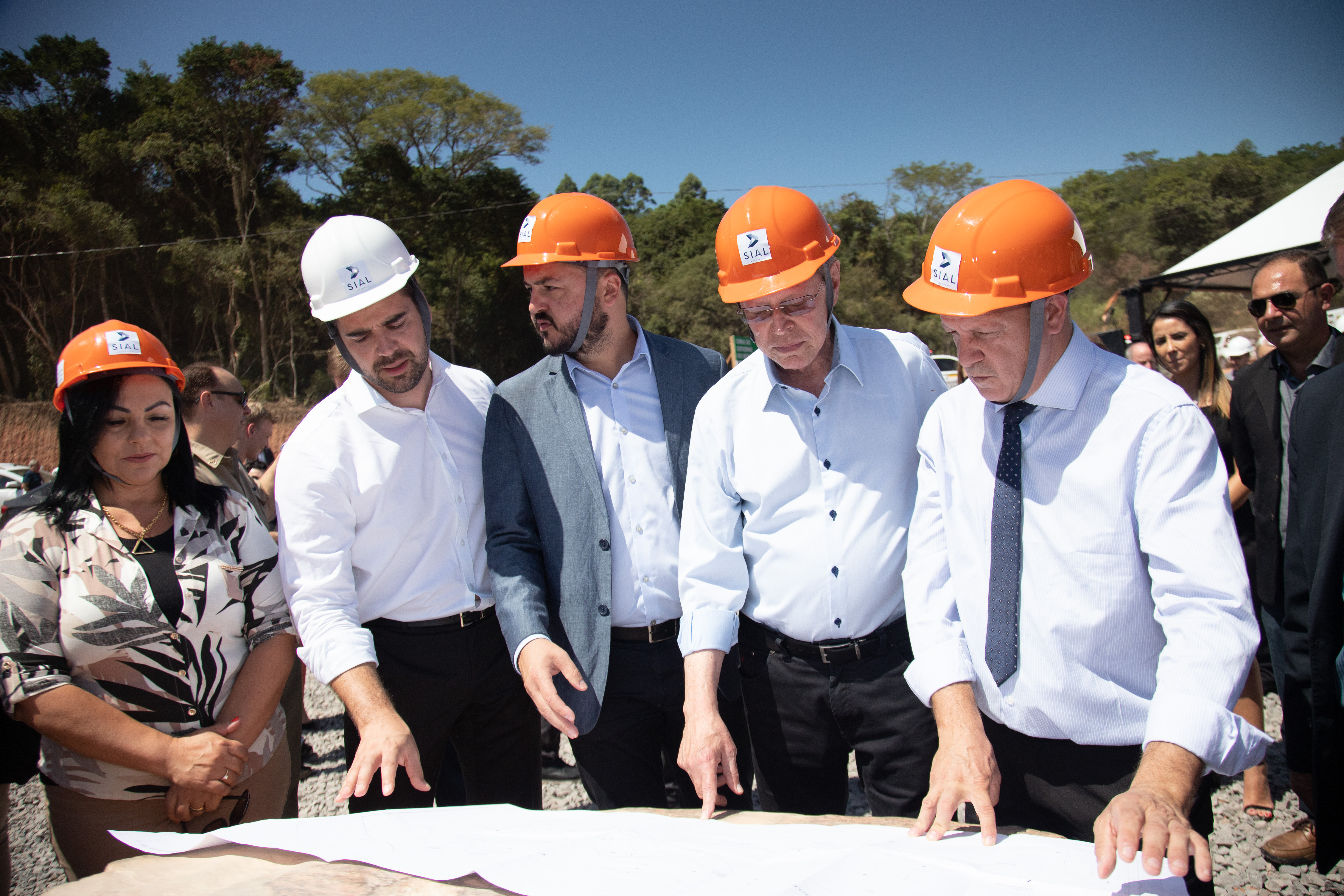 Governador Eduardo Leite lançou a pedra fundamental em ato que marcou o início das obras da nova unidade em Santa Cruz do Sul