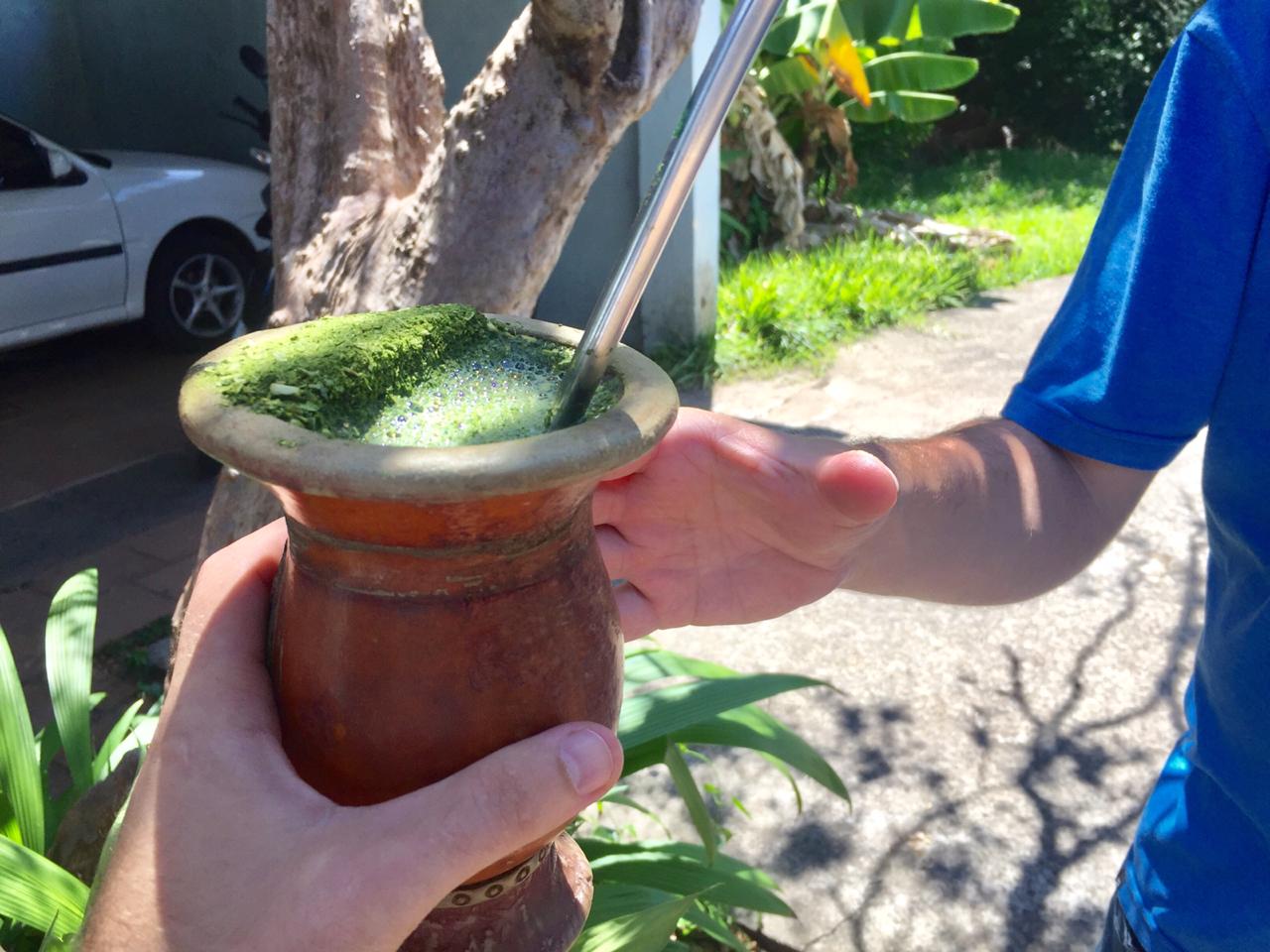 Compartilhar o chimarrão em grupo preocupa Ministério da Saúde