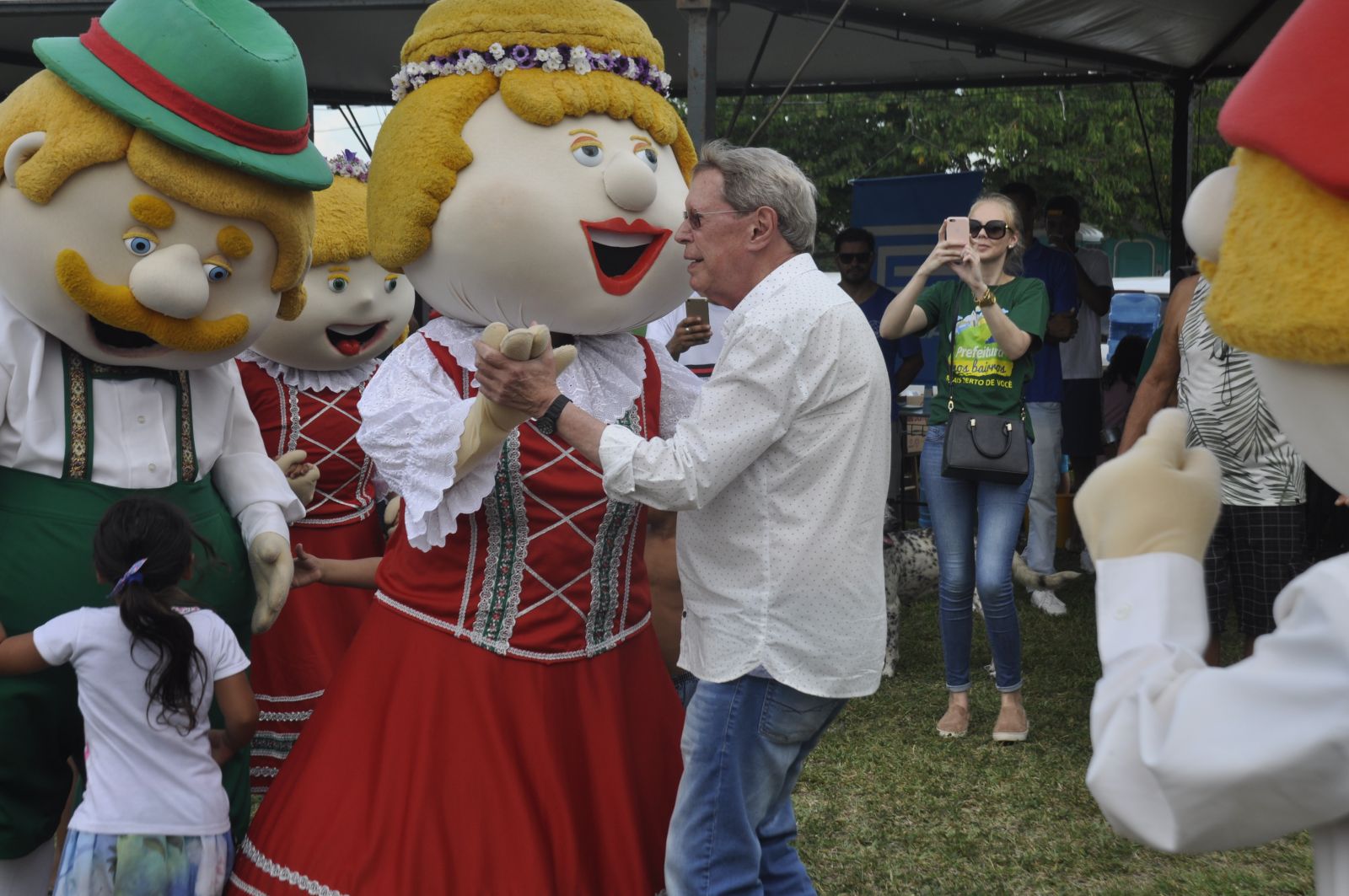 Telmo Kirst entrou no clima do evento e dançou com a personagem Frida