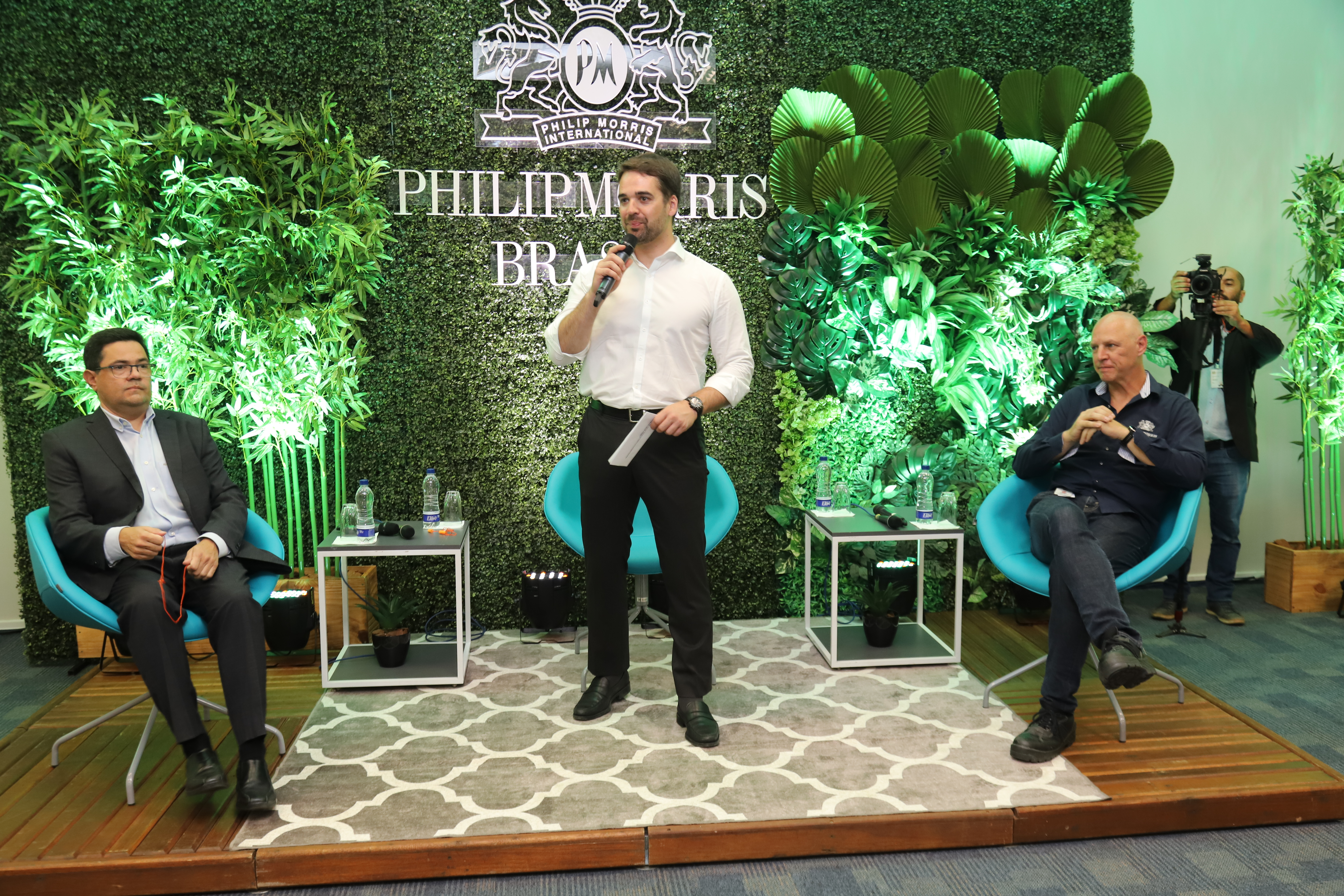 O diretor de Relações Externas da PMB, Fernando Vieira; o governador Eduardo Leite e o diretor de Operações da Philip Morris Brasil, Alejandro Okroglic