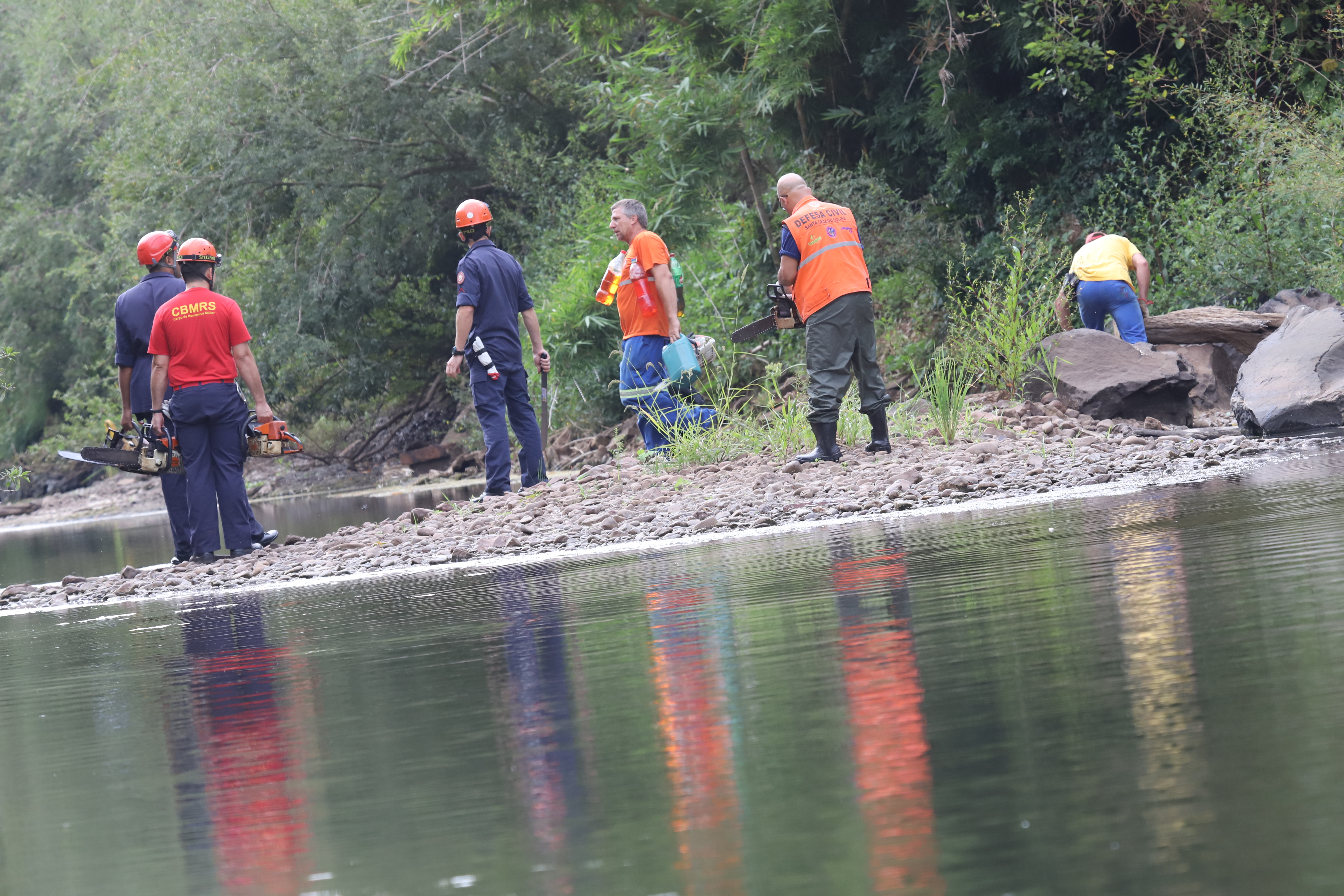 Equipes da Defesa Civil, Corpo de Bombeiros e Secretaria de Transportes e Serviços Urbanos realizaram limpeza em área do Rio Pardinho visando melhorar captação de água junto ao Lago Dourado