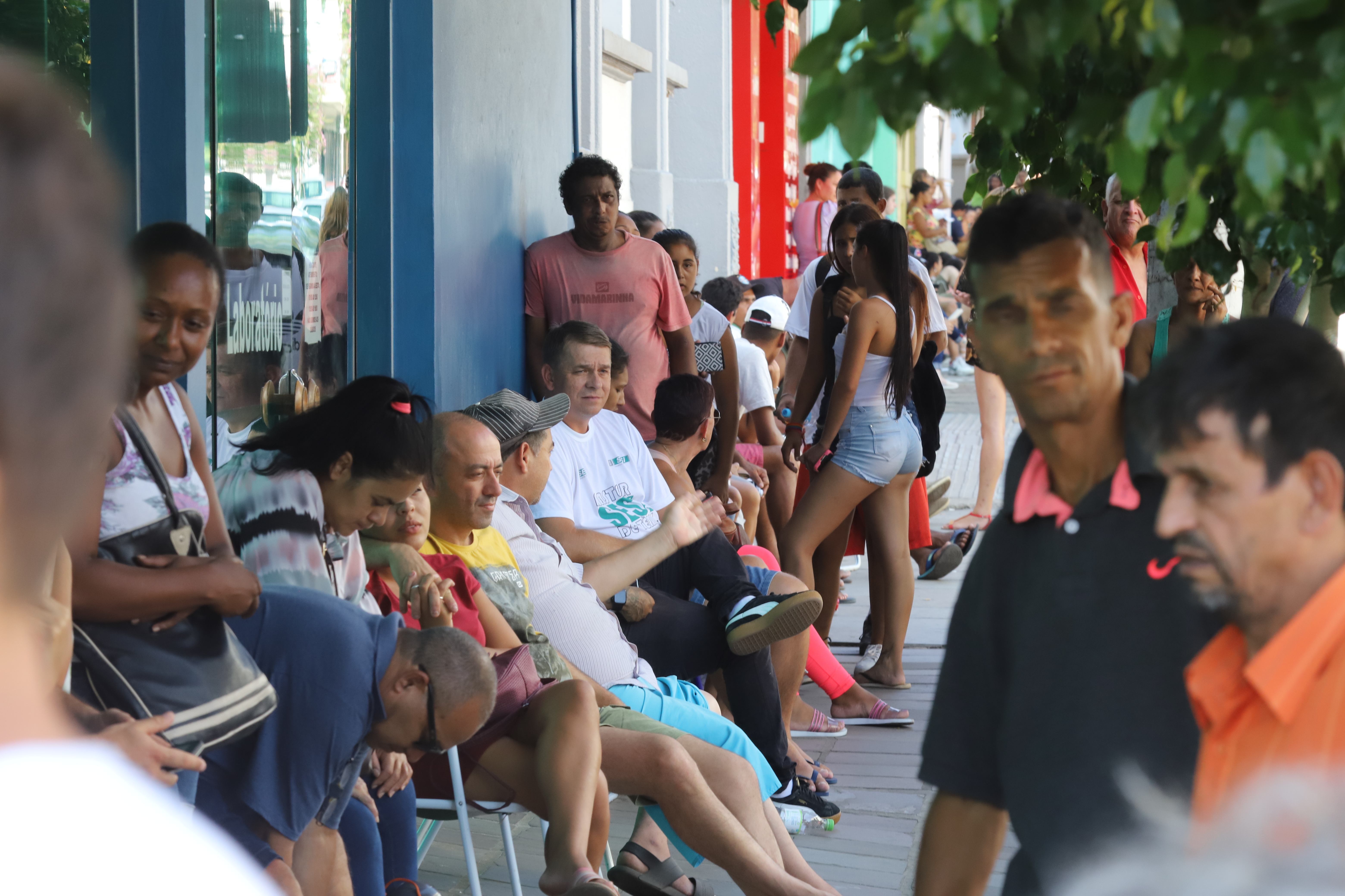 Eleitores se aglomeravam nas sombras da calçada da rua Ernesto Alves com a Ramiro Barcelos