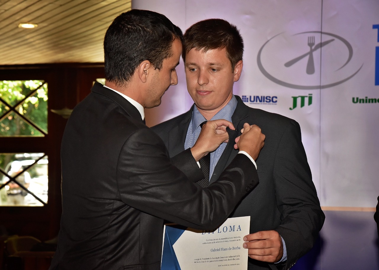 Na oportunidade, o ex-presidente Lucas Rubinger passou a liderança da entidade para Gabriel de Borba