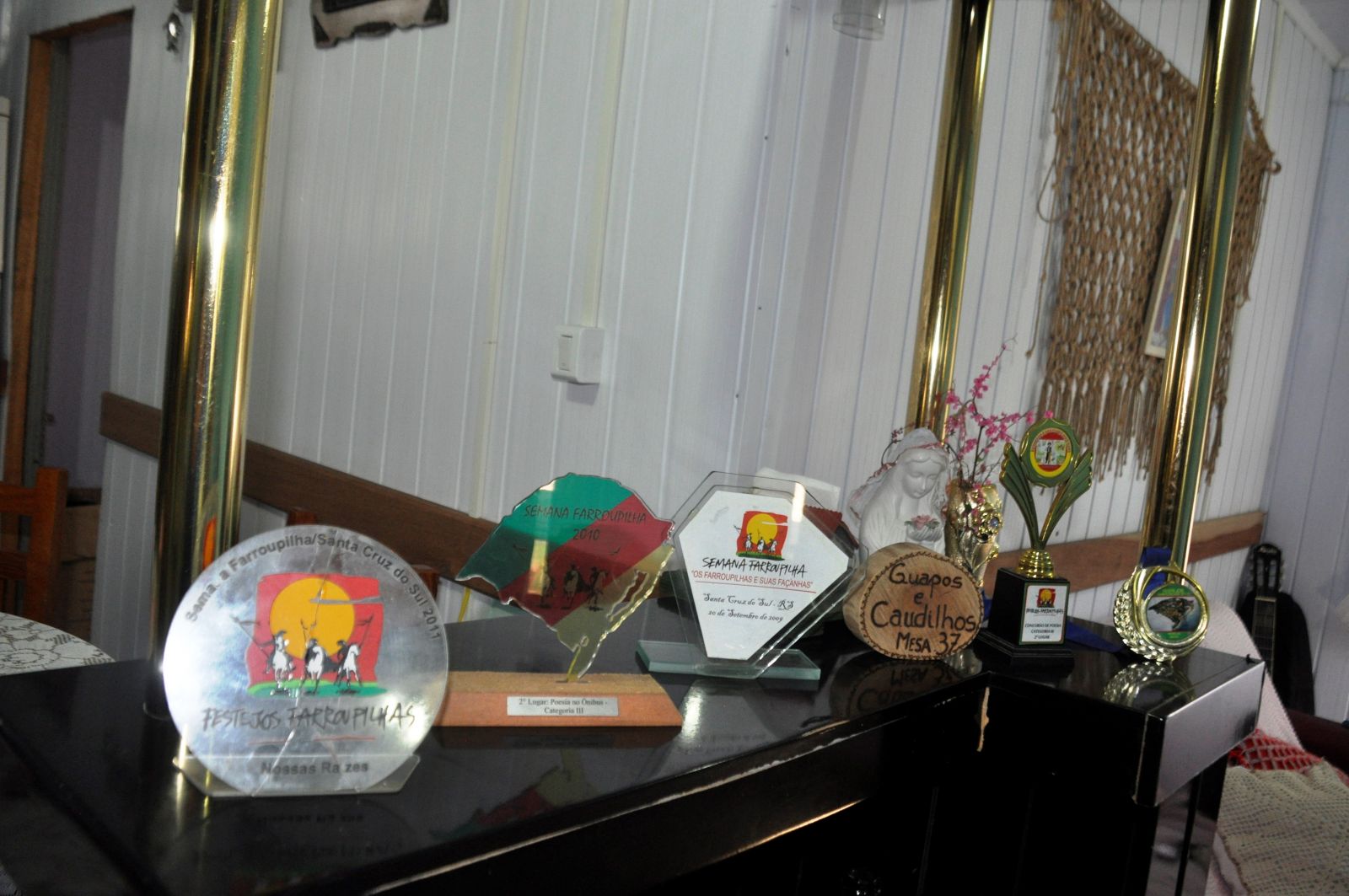 A artista guarda os troféus que ganhou com muito orgulho