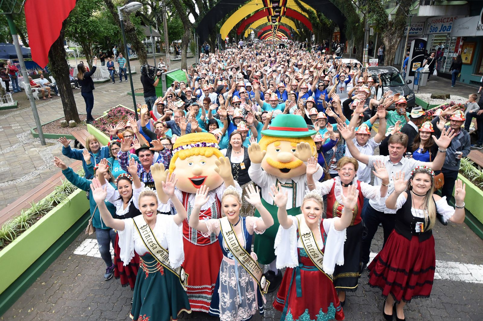 Programação iniciou com caminhada pelas ruas centrais