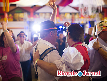 Maturidade dá exemplo de animação e vitalidade na Oktoberfest