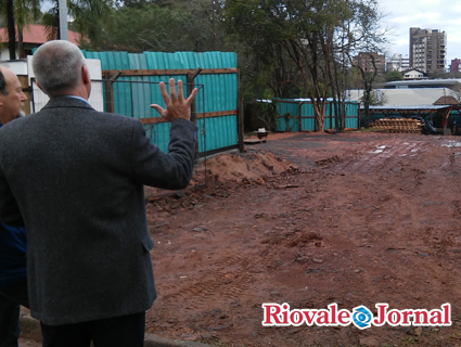 Nestor Raschen, diretor geral do Colégio Mauá, apresentando a obra do novo prédio 